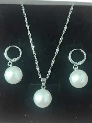 Conjunto pendientes y colgante con perlas