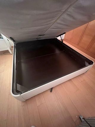 Cama con cabecero de polipiel