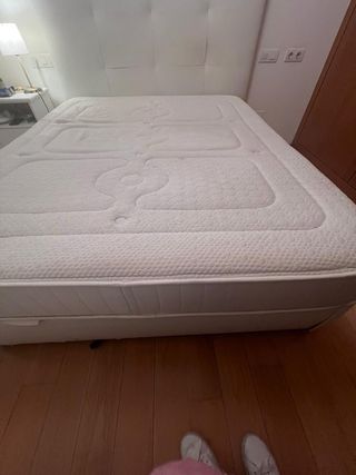Cama con cabecero de polipiel