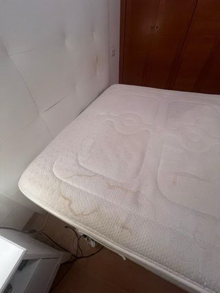 Cama con cabecero de polipiel