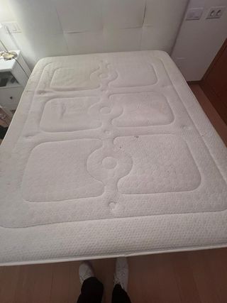 Cama con cabecero de polipiel