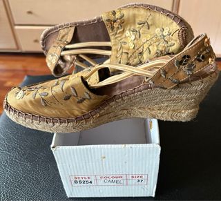 Sandalias color Camel de cáñamo con lentejuelas 37