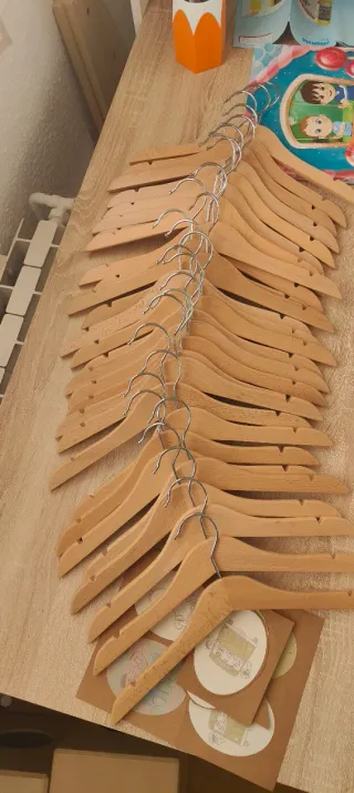 35 Perchas madera infantiles