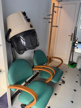 Dos sillones de peliqueria con secador de casco