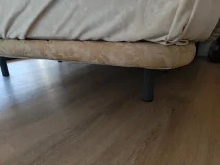 Base tapizada beige y dorada