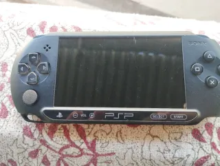 PSP Street + Memory Stick 4GB + Cavo di ricarica