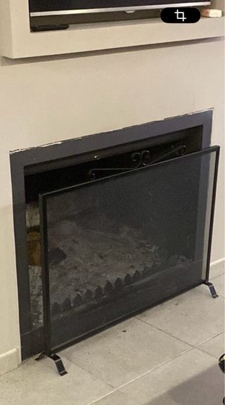 Chimenea de leña grande con pantalla y parrilla