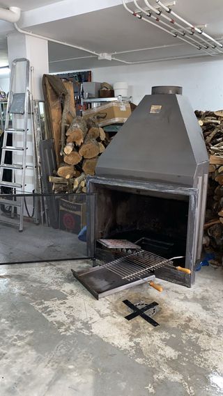 Chimenea de leña grande con pantalla y parrilla