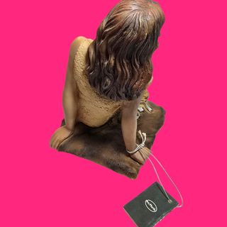 FIGURA DECORATIVA ARTS MARTIN LAURA CHICA SENTADA