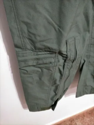 Mono de vuelo ignífugo verde.