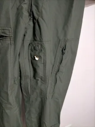 Mono de vuelo ignífugo verde.