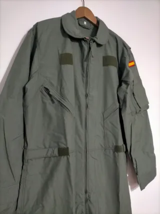 Mono de vuelo ignífugo verde.