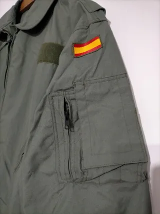 Mono de vuelo ignífugo verde.