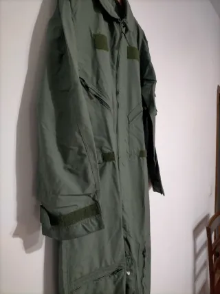 Mono de vuelo ignífugo verde.