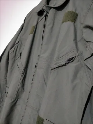 Mono de vuelo ignífugo verde.