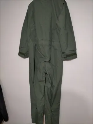 Mono de vuelo ignífugo verde.