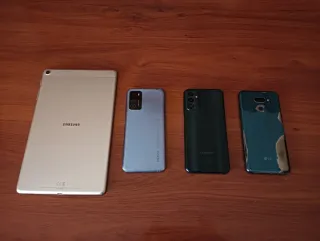 Lote de 3 Móviles y una Tablet