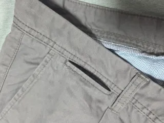 Pantalón de hombre chino gris