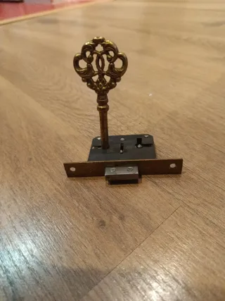 Cerradura antigua con llave de laton