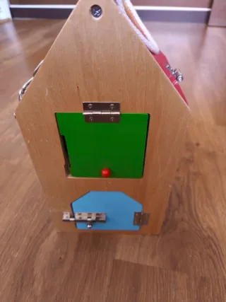 Casa Montessori con candados