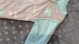 Saco de dormir con pies y suelas antideslizantes