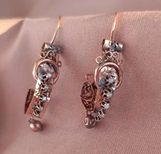 Pendientes oro bajo antiguos principios 1900
