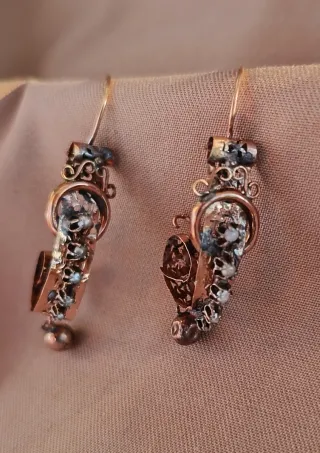 Pendientes oro bajo antiguos principios 1900