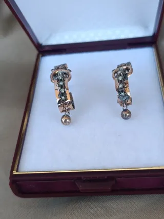 Pendientes oro bajo antiguos principios 1900