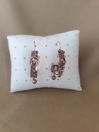 Pendientes oro bajo antiguos principios 1900