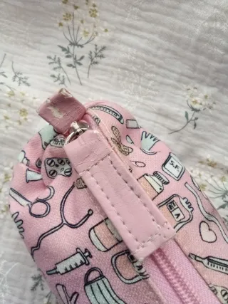Estuche de enfermería rosa con dibujos