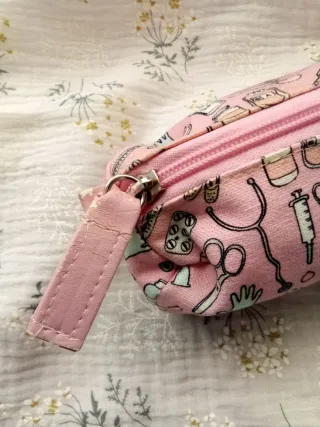 Estuche de enfermería rosa con dibujos