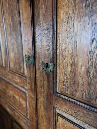 Armario antiguo de madera grande