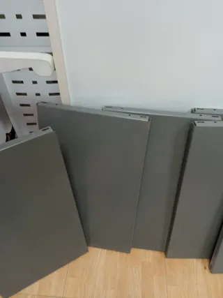 Estantería de hierro con baldas de color gris