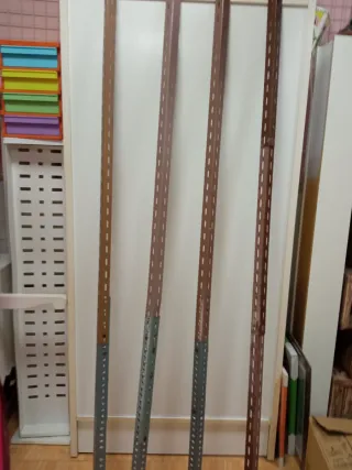 Estantería de hierro con baldas de color gris