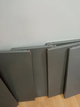 Estantería de hierro con baldas de color gris