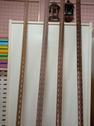 Estantería de hierro con baldas de color gris