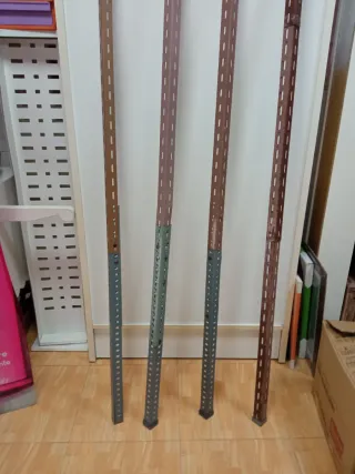 Estantería de hierro con baldas de color gris