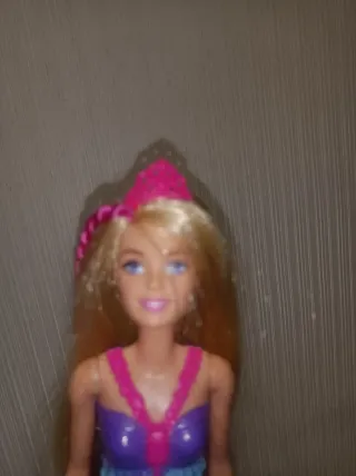 Barbie con vestito arcobaleno e corona