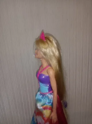 Barbie con vestito arcobaleno e corona