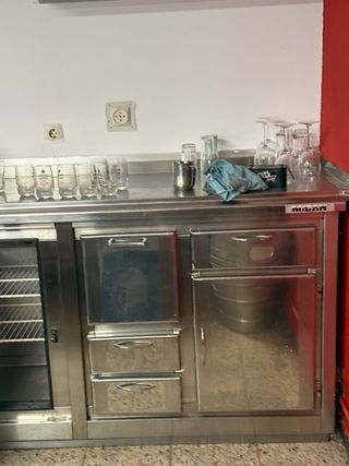 Nevera industrial con mueble cafetero.