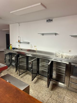 Nevera industrial con mueble cafetero.