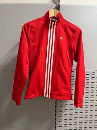 Chaqueta deportiva roja.