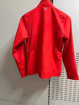 Chaqueta deportiva roja.