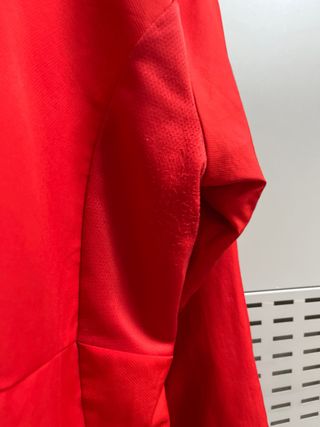 Chaqueta deportiva roja.