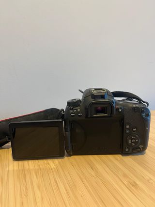 Cámara Canon EOS 77D + 2 Objetivos