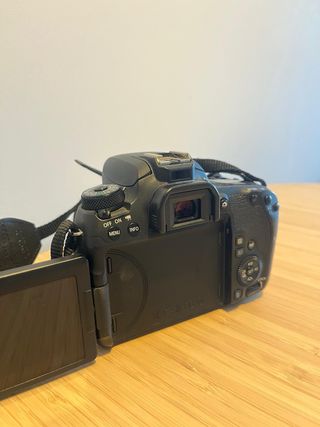 Cámara Canon EOS 77D + 2 Objetivos