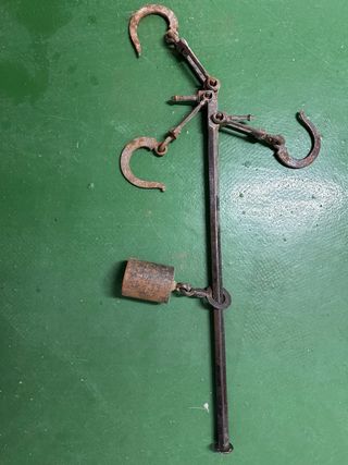 Bascula romana de hierro antigua