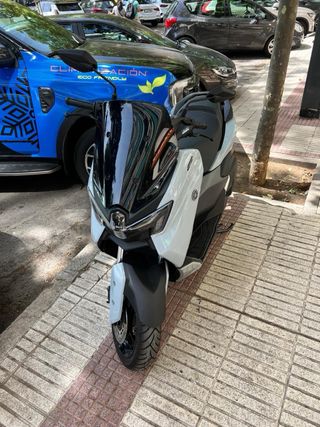 Yamaha NMAX 125 - Maxi Scooter