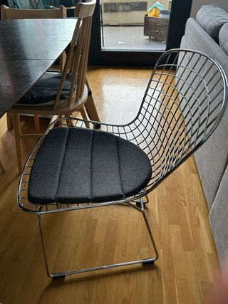 Dos sillas de metal de diseño