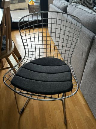 Dos sillas de metal de diseño